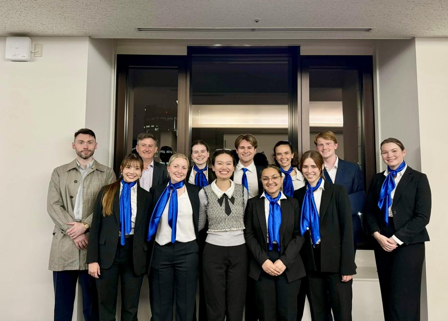 Female student Bui Vu Yen Nhi (front row, fourth from left) and members of the Australian National Team participating in the INC 2024 competition. Photo: Interviewee