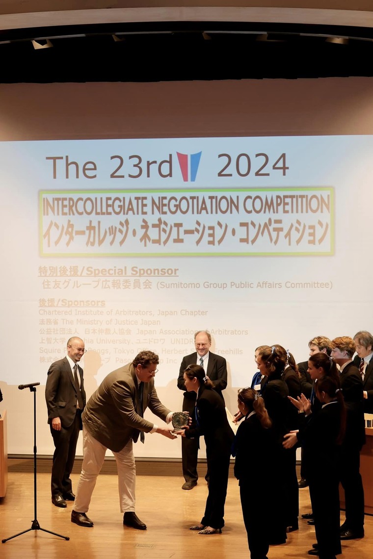 Doi tuyen Australia gianh giai vo dich trong cuoc thi INC khu vuc chau A - Thai Binh Duong nam 2024. Trong anh la nu sinh Bui Vu Yen Nhi nhan giai thuong tu Ban to chuc cuoc thi.