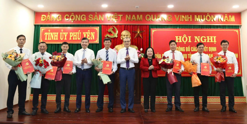 7 officials of Phu Yen province received decisions on transfer and appointment. Photo: My An