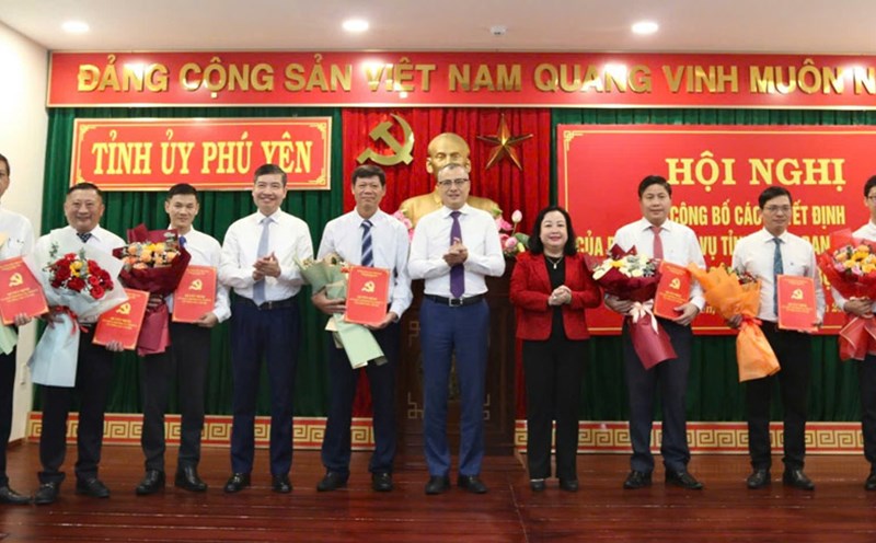 7 officials of Phu Yen province received decisions on transfer and appointment. Photo: My An
