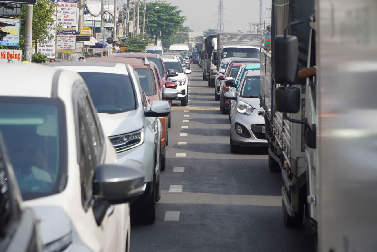 Hien nay, Quoc lo 13 dang thuong xuyen xay ra tinh trang un u, ket xe vao bat ke khung gio nao. Hinh anh dong phuong tien xep hang dai tren Quoc lo 13 vao khoang 9h30 sang 19.9