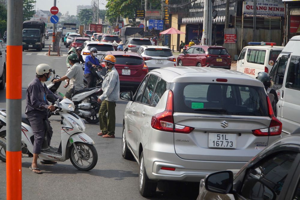 “Gio nay chu yeu la ket xe tai, oto la chinh, xe may thi do hon xiu, co the di chuyen cham, ong Nguyen Xuan Huy, nguoi dan song ben duong Quoc lo 13 cho hay. 