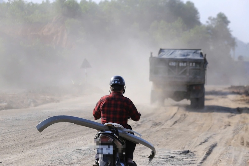 Many vehicles had their visibility obscured by dust at the construction site of the Hoa Lien - Tuy Loan Expressway (Da Nang City). Photo: Nguyen Linh