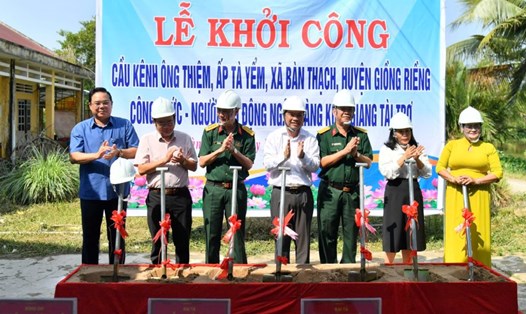 Khởi công xây dựng cầu kênh Ông Thiệm trong Lễ xuất quân Tết Quân dân. Ảnh: Phương Vũ