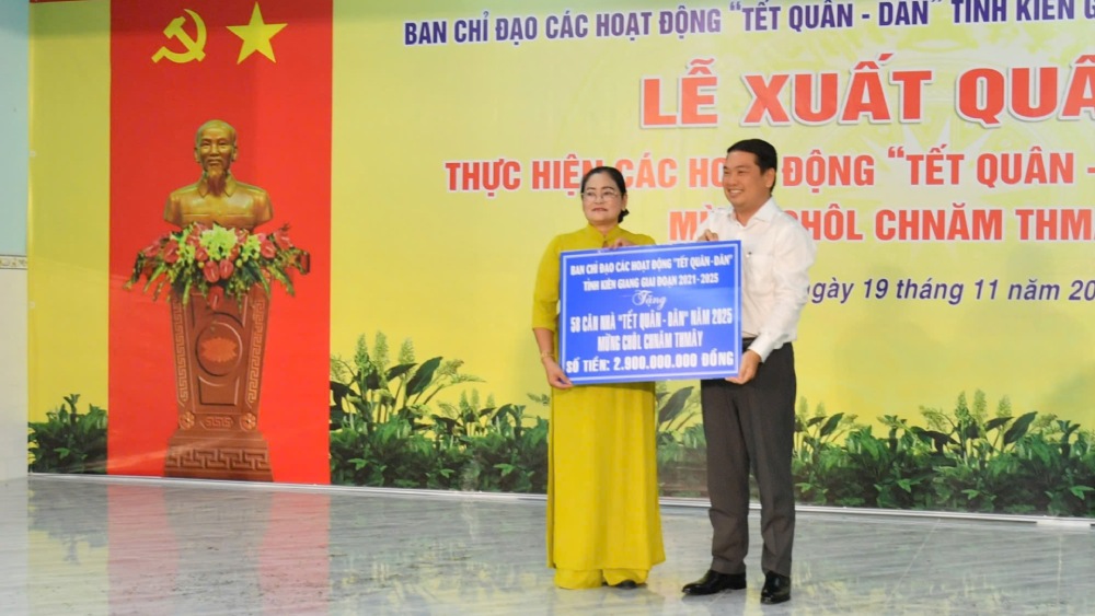 Pho Chu tich UBND tinh Le Trung Ho trao bang tuong trung ho tro xay dung 58 can nha cho ba con nhan dan xa Ban Thach dip Tet Quan dan. Anh: Phuong Vu