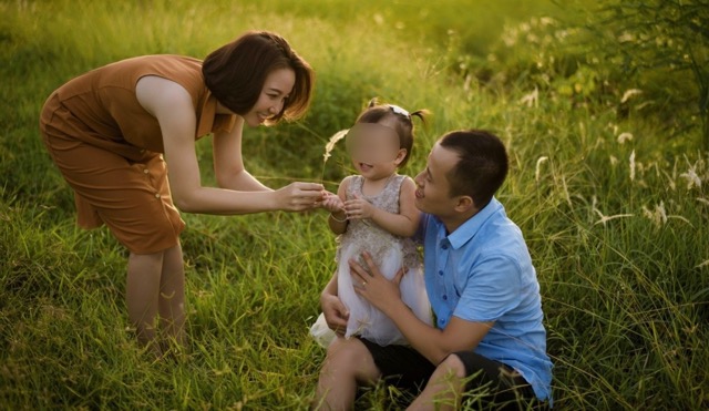 Happiness bursts after 7 years of searching for a child of an infertile primary school teacher. Photo: Interviewee