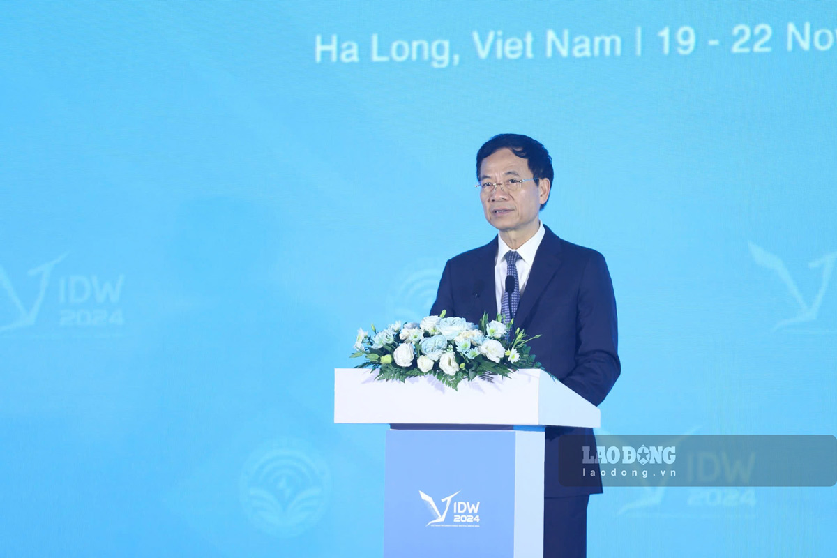Minister of Information and Communications Nguyen Manh Hung delivered the opening speech at the event. Photo: Doan Hung