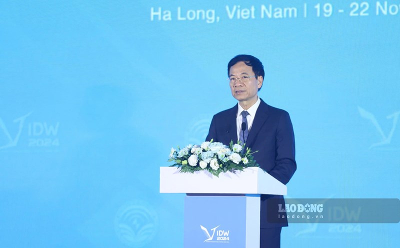 Minister of Information and Communications Nguyen Manh Hung delivered the opening speech at the event. Photo: Doan Hung