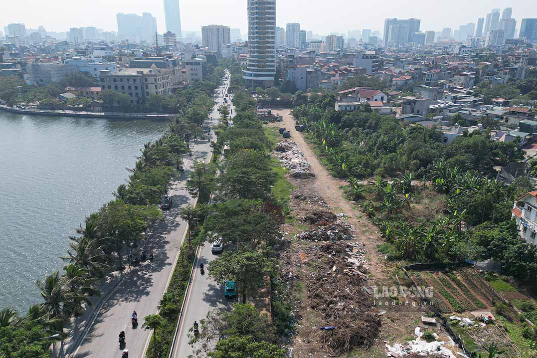 Theo ghi nhan cua Lao Dong, khu vuc dat ao Ai nam sat mat duong Lac Long Quan, (doi dien Ho Tay) va giap ranh giua phuong Xuan La (quan Tay Ho) nhung quay ton nhieu nam va bi lan chiem lam nha xuong, diem tap ket vat lieu xay dung.