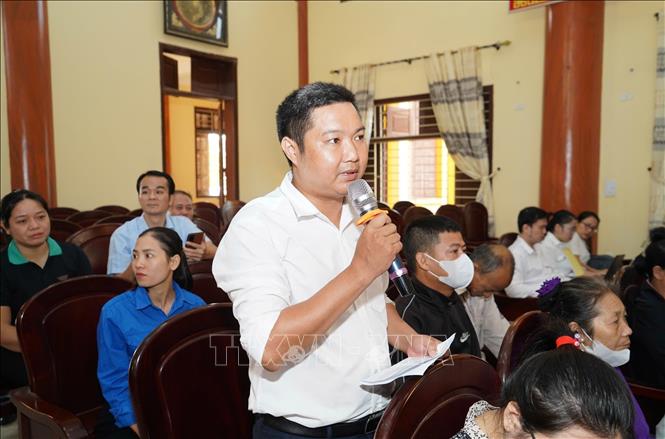 People of Tien Noi ward (Duy Tien town, Ha Nam) give their opinions and recommendations. Photo: VNA