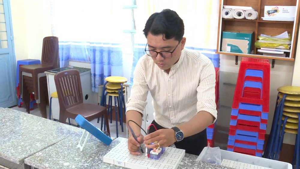 Teacher Phong has participated in applied pedagogical research and has had many scientific articles published in domestic and international journals. Photo: Xuan Nhi