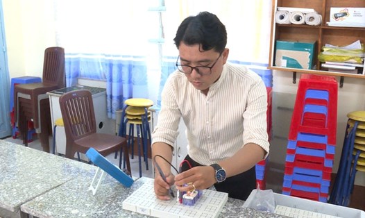 Thầy giáo Phong đã tham gia nghiên cứu sư phạm ứng dụng và có nhiều bài báo khoa học được đăng trên các tạp chí trong nước và quốc tế. Ảnh: Xuân Nhi