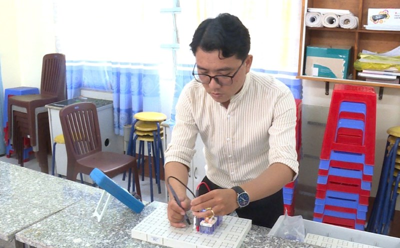 Teacher Phong has participated in applied pedagogical research and has had many scientific articles published in domestic and international journals. Photo: Xuan Nhi