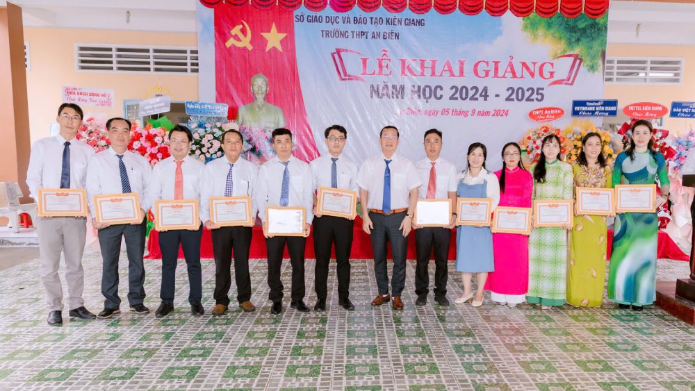 Voi nhieu thanh tich noi bat, thay Nguyen Thanh Phong (thu 6 tu trai sang) da nhan nhieu danh hieu, giai thuong, giay khen, bang khen cua cac nganh, cac cap trong tinh. Anh: NVCC