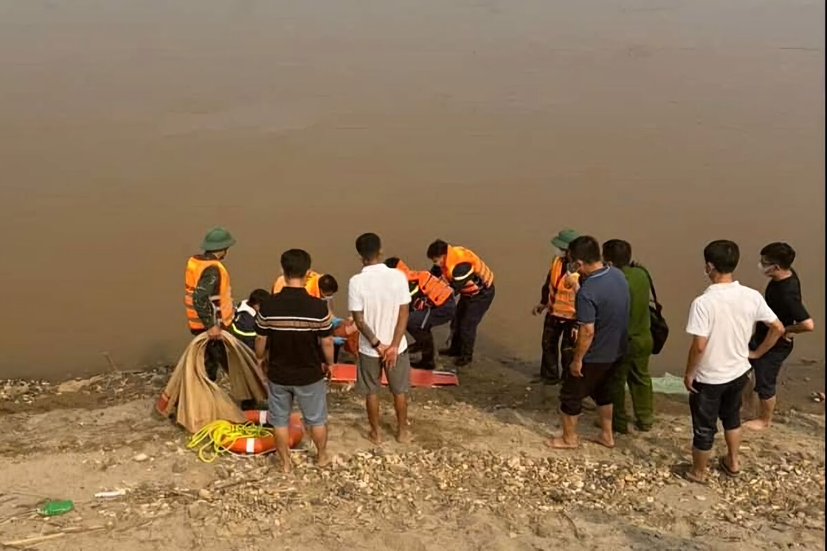 Authorities found the body of an eighth-grade female student about 2km downstream from Phong Chau pontoon bridge. Photo: Phu Tho Provincial Police.