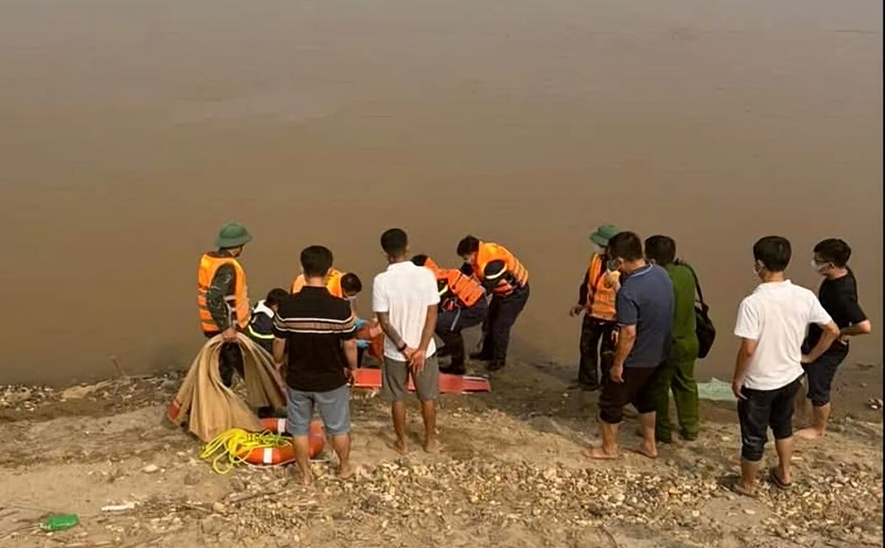 Authorities found the body of an eighth-grade female student about 2km downstream from Phong Chau pontoon bridge. Photo: Phu Tho Provincial Police.