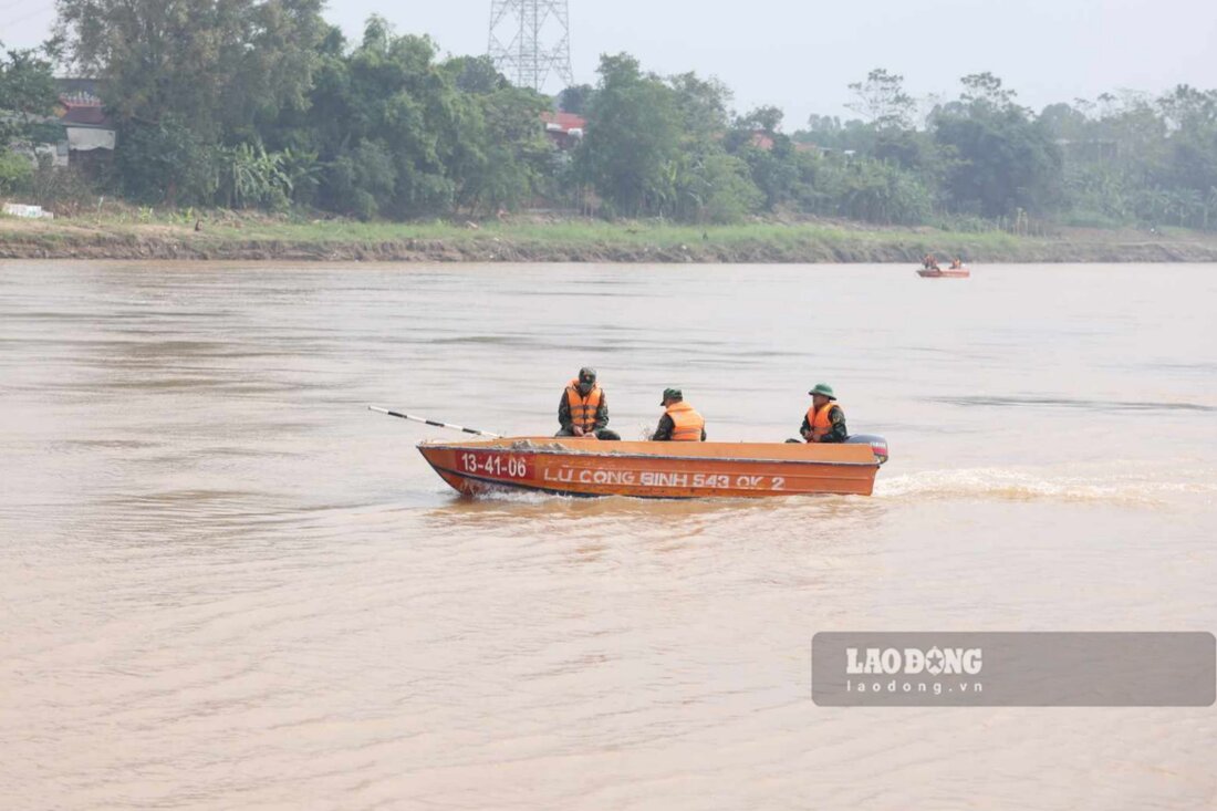 Nhieu nhan luc, phuong tien duoc huy dong de tim kiem cac hoc sinh mat tich. Anh: To Cong.