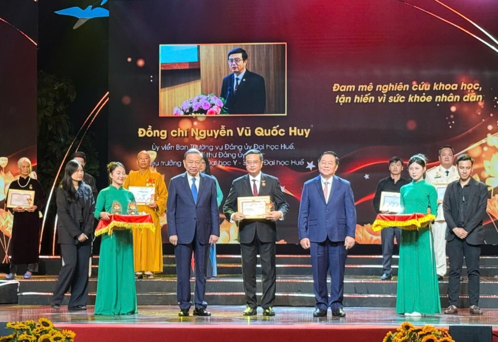 General Secretary To Lam and Head of the Central Propaganda Department Nguyen Trong Nghia presented the symbol to Prof. Dr. Nguyen Vu Quoc Huy (middle) - a typical individual studying and following Ho Chi Minh's ideology, morality and style in 2024. Photo: Hue University of Medicine and Pharmacy.