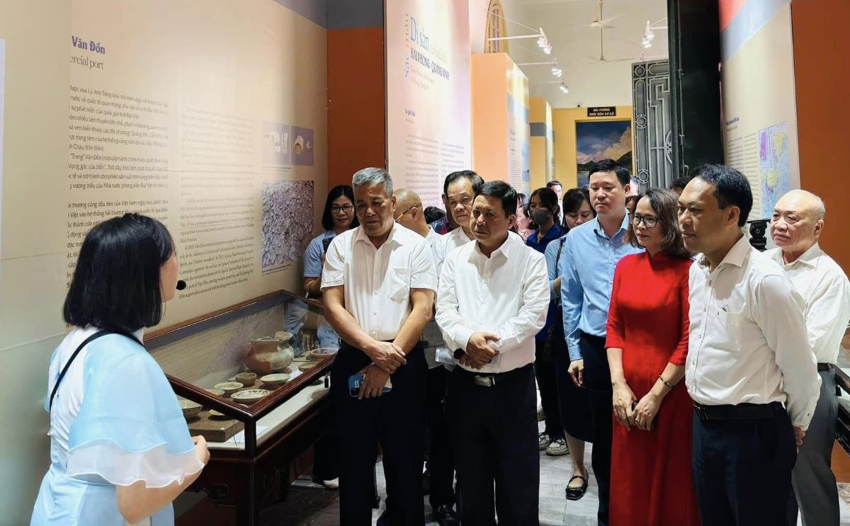 Delegates visit the exhibition. Photo: Hai Phong Museum