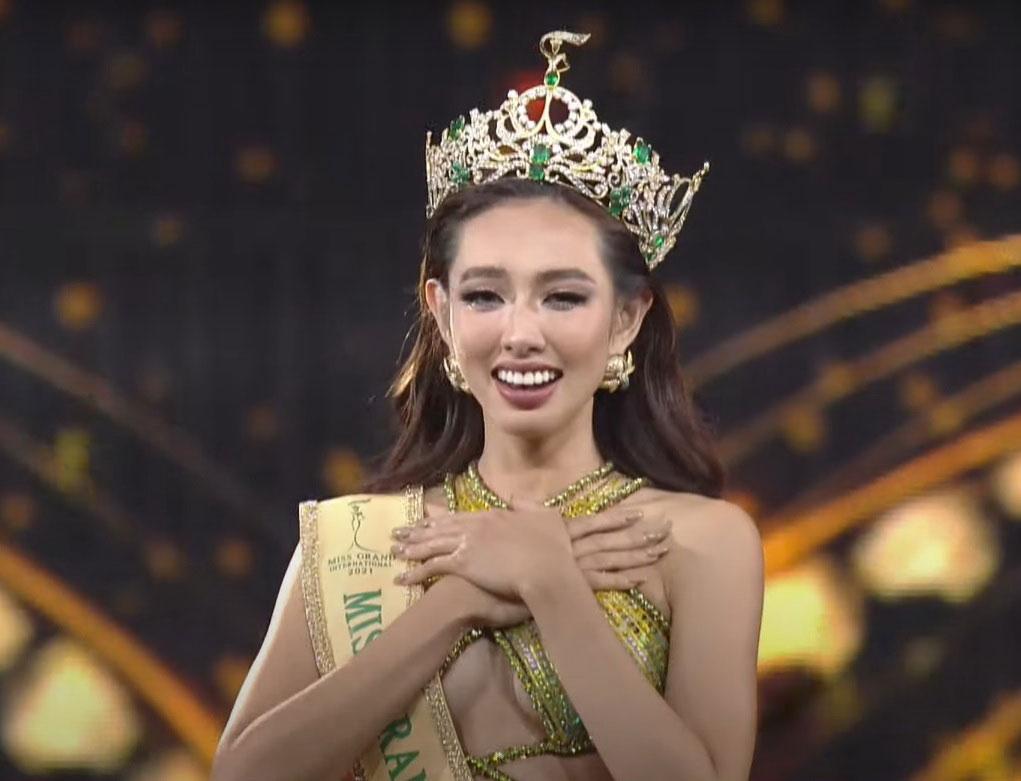 Thuy Tien trong khoanh khac dang quang Miss Grand International. Anh: Ban to chuc