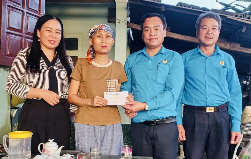 Giving gifts to teachers in especially difficult circumstances. Photo: Quang Trach District Labor Federation.