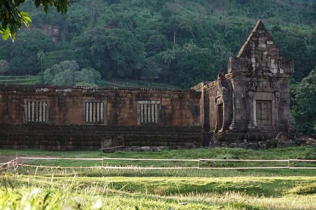  Mỗi năm vào tháng 3 theo lịch Lào, lễ hội Wat Phou là lễ hội Phật giáo lớn nhất miền Nam Lào. Khách du lịch đến đây đi lễ Phật và cũng là để xin các lá xăm trước cửa chùa thỉnh lời Phật dạy làm việc thiện, cứu nhân độ thế và cầu mong cho sự an lành trong năm.