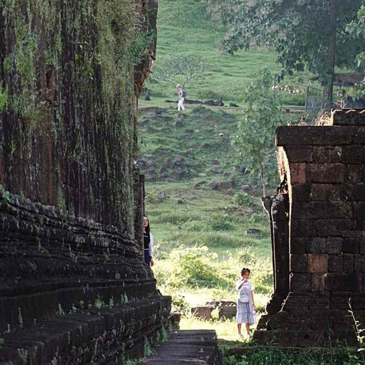 Những bức tường nhuốm màu thời gian đã sờn đá, phủ kín rêu xanh. Giây phút vắng vẻ, tĩnh lặng càng làm tăng nét hoài cổ, tâm linh huyền ảo của Wat Phou.