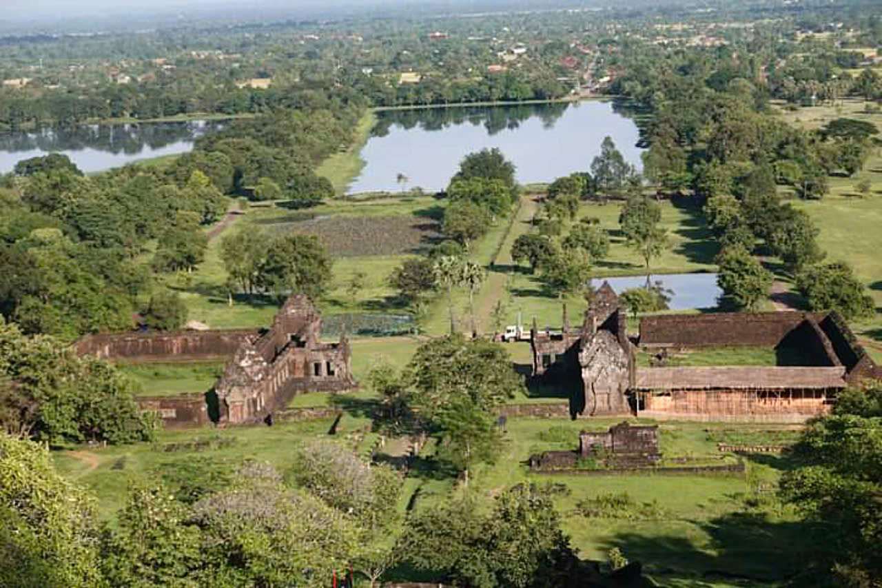 Không chỉ có núi sông hùng vĩ, cánh đồng màu mỡ, Champasak - một tỉnh miền Nam của Lào còn là vùng đất đã có lịch sử lâu đời, tiêu biểu là quần thể di tích đền Wat Phou. Địa điểm du lịch nổi tiếng này cách sông Mekong chừng 6km, cách thủ đô Vientiane 670 km.  