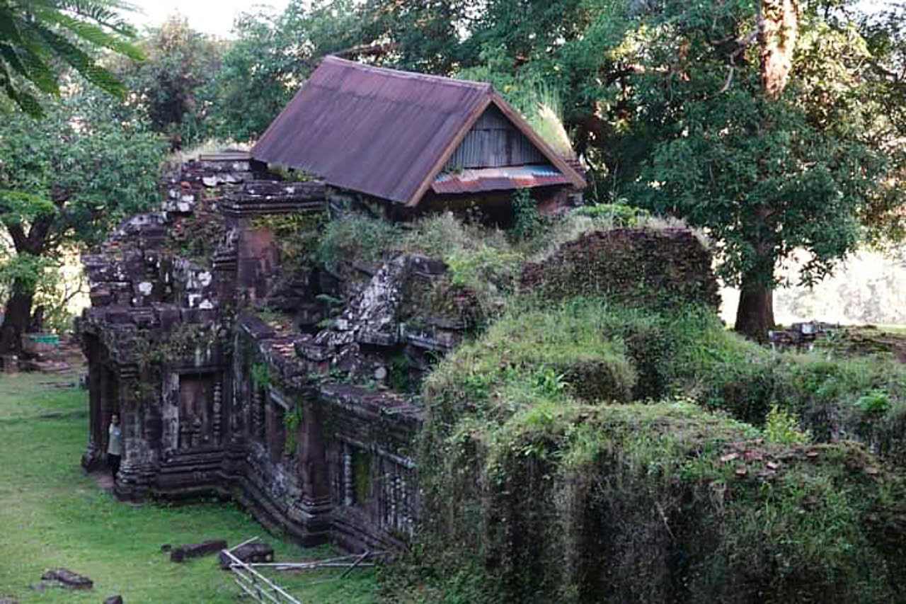 Đến du lịch Wat Phou lần thứ hai vào cuối tháng 10, anh Đàm Quốc Khánh (Hưng Yên) chia sẻ, vẻ đẹp cổ kính ở nơi đây vẫn luôn khiến anh mê đắm. Wat Phou là ngôi đền cổ xưa nhất của Lào, từng là trung tâm của đạo Hindu thờ thần Siva, đến thế kỷ XIII trở thành trung tâm Phật giáo của vùng Nam Lào. 