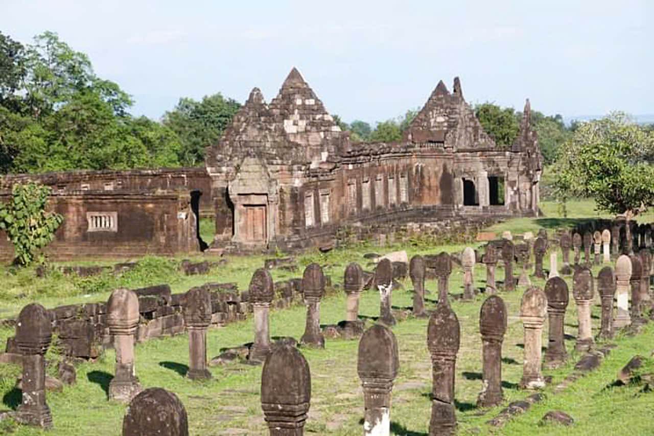 “Wat Phou” còn được gọi là “chùa Núi” bởi đền được xây dựng dưới chân núi thiêng cao 1.600m có tên là núi Voi. Ngoài ra, ngôi đền nằm trên một ngọn đồi thiêng gọi là đồi Linga, biểu tượng của thần Shiva, đồng thời là biểu tượng của sự sinh sản và duy trì nòi giống của loài người. 