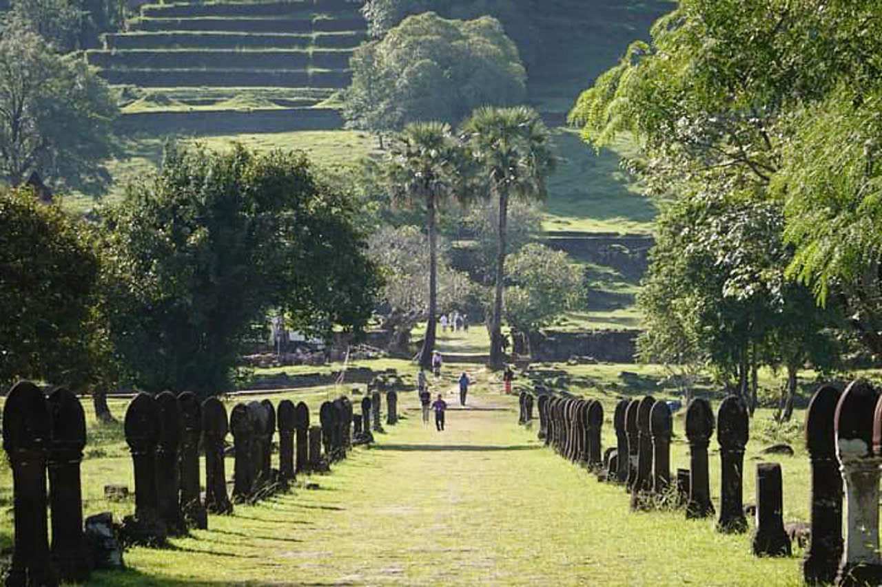 Khi mới bước chân đến Wat Phou, anh Quốc Khánh kể lại, thấy ngay trước mắt là hàng trụ đá hình Linga, kéo dài thẳng tắp. Đi trên con đường nghiêng bóng những tán cây già, nam du khách người Việt như đang từng bước đến gần hơn với dấu tích văn minh cổ còn lưu lại qua hàng chục thế kỷ.