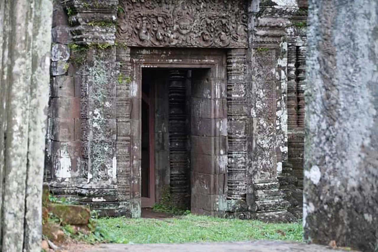 Mang kiến trúc Lào cổ, Wat Phou là quần thể kiến trúc tôn giáo lưu giữ nhiều giá trị về văn hóa lịch sử của “đất nước triệu voi“. Nghệ thuật tài hoa của người Lào xưa còn được thể hiện qua hoa văn, bức phù điêu được chạm trổ tinh xảo, cầu kỳ.