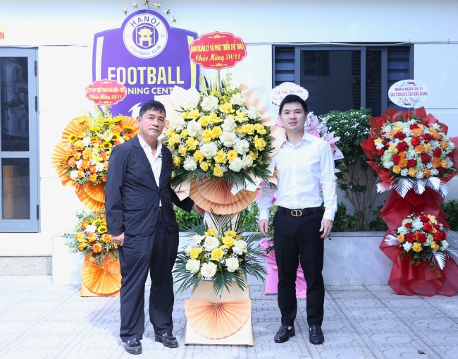 Chairman of Hanoi Club - Do Vinh Quang presented flowers to Mr. Van Sy Hung - Director of Bac Giang Youth Football Training Center and the coaching staff.