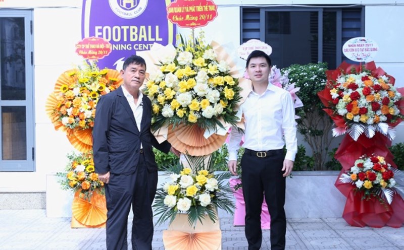 Chairman of Hanoi Club - Do Vinh Quang presented flowers to Mr. Van Sy Hung - Director of Bac Giang Youth Football Training Center and the coaching staff.