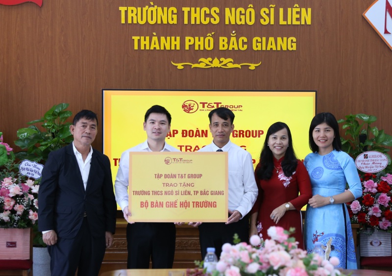 Ong Do Vinh Quang tham hoi va trao qua cho Truong THCS Ngo Si Lien, thanh pho Bac Giang. Anh: Viet Anh