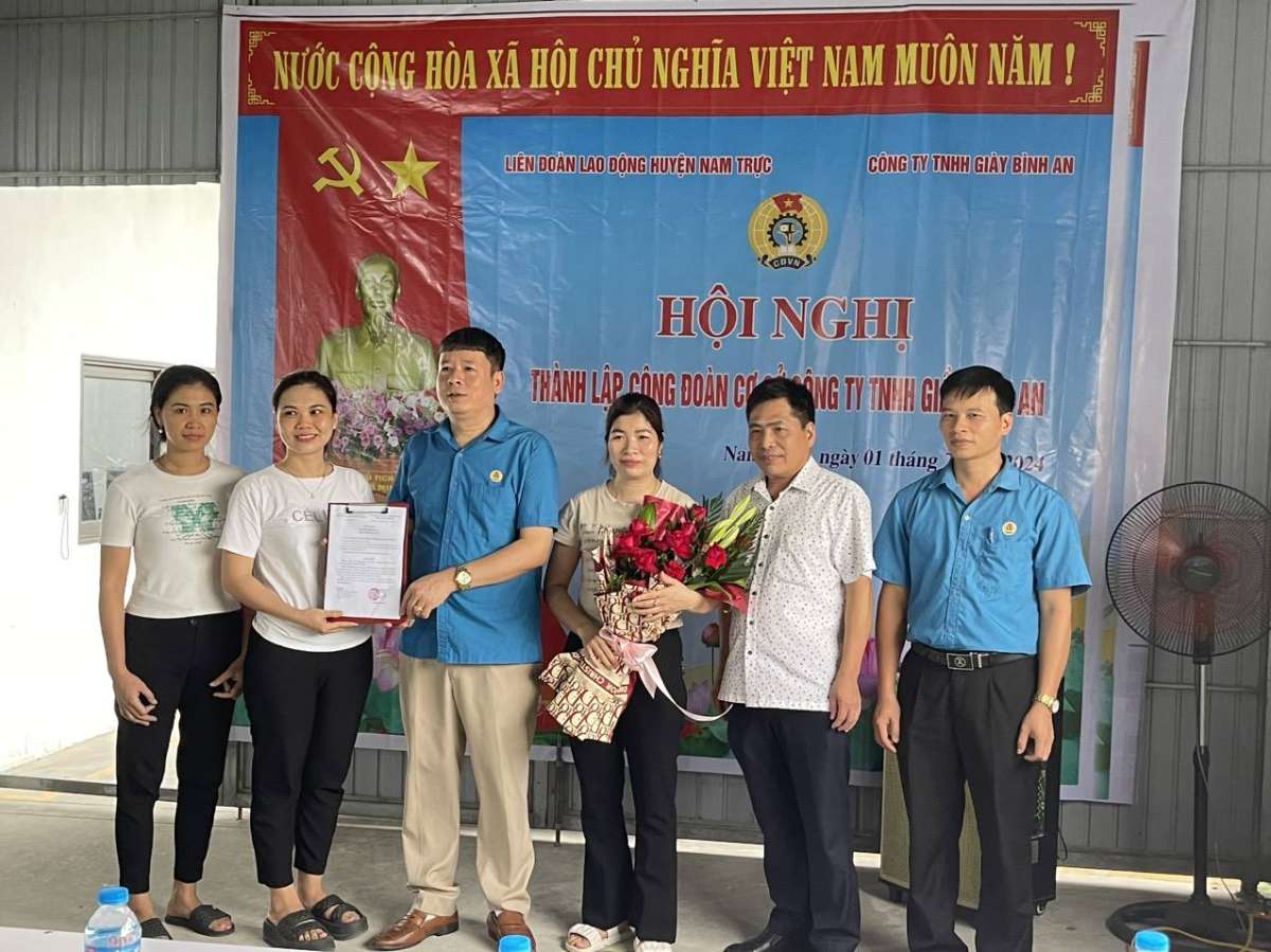 Leaders of Nam Truc District Labor Federation presented the decision to establish the Trade Union of Binh An Shoe Company Limited. Photo: Nam Dinh Provincial Labor Federation