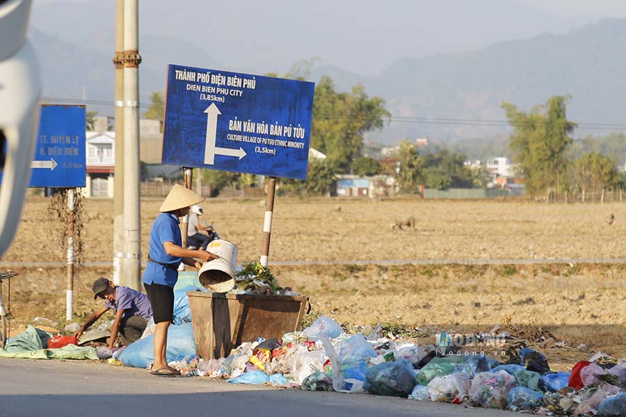 UBND huyện Điện Biên cho hay sẽ xử lý nghiêm các trường hợp cố tình vi phạm thời gian đổ rác tại các điểm thu gom. Ảnh: Quang Đạt