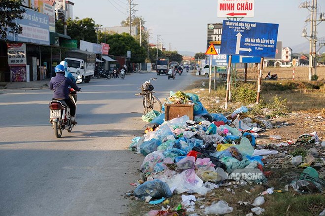 Ngập ngụa rác thải ở tuyến quốc lộ huyết mạch tại Điện Biên