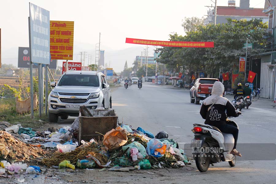 Rác thải xây dựng đổ tràn lan, gây mất an toàn giao thông tại khu vực bản Pom La, xã Thanh Xương. Ảnh: Quang Đạt