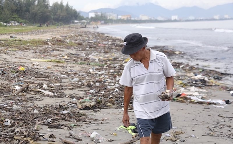 Garbage flooded Da Nang beach after storm. Photo: Nguyen Linh
