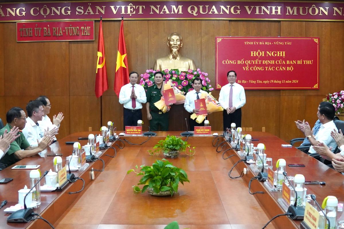 Leaders of Ba Ria - Vung Tau Provincial Party Committee announced and presented decisions on personnel work, congratulating two comrades participating in the Provincial Party Executive Committee for the 2020-2025 term. Photo: Thanh An