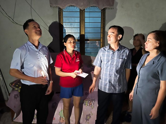 Mr. Le Thanh Xuan - Chairman of TKV Trade Union (2nd from right) encouraged workers affected by storms and floods. Photo: Van Tien