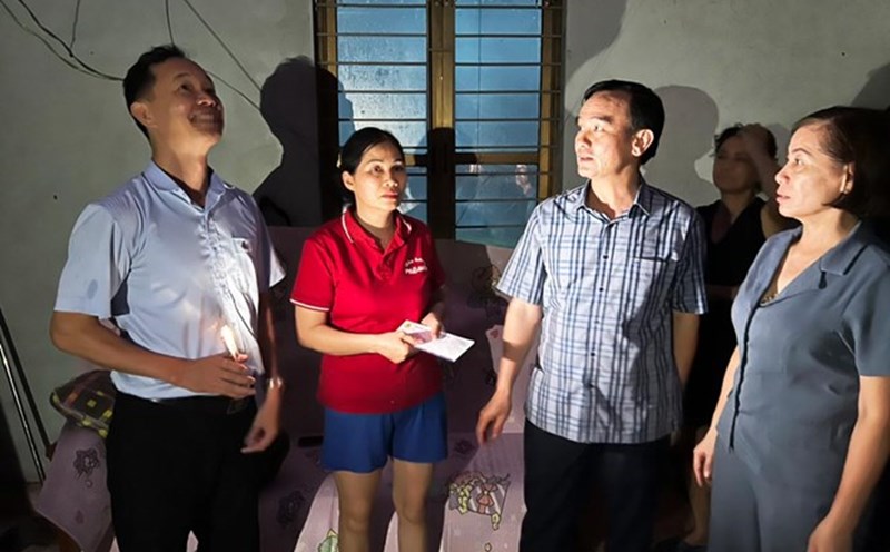 Mr. Le Thanh Xuan - Chairman of TKV Trade Union (2nd from right) encouraged workers affected by storms and floods. Photo: Van Tien