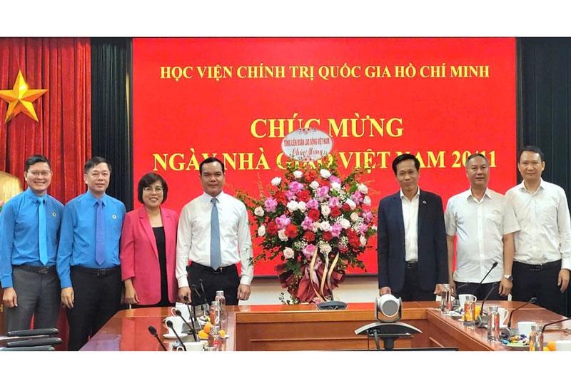 Mr. Nguyen Dinh Khang - Member of the Party Central Committee, President of the Vietnam General Confederation of Labor (4th from left) visited and congratulated the Ho Chi Minh National Academy of Politics. Photo: Quang Hung
