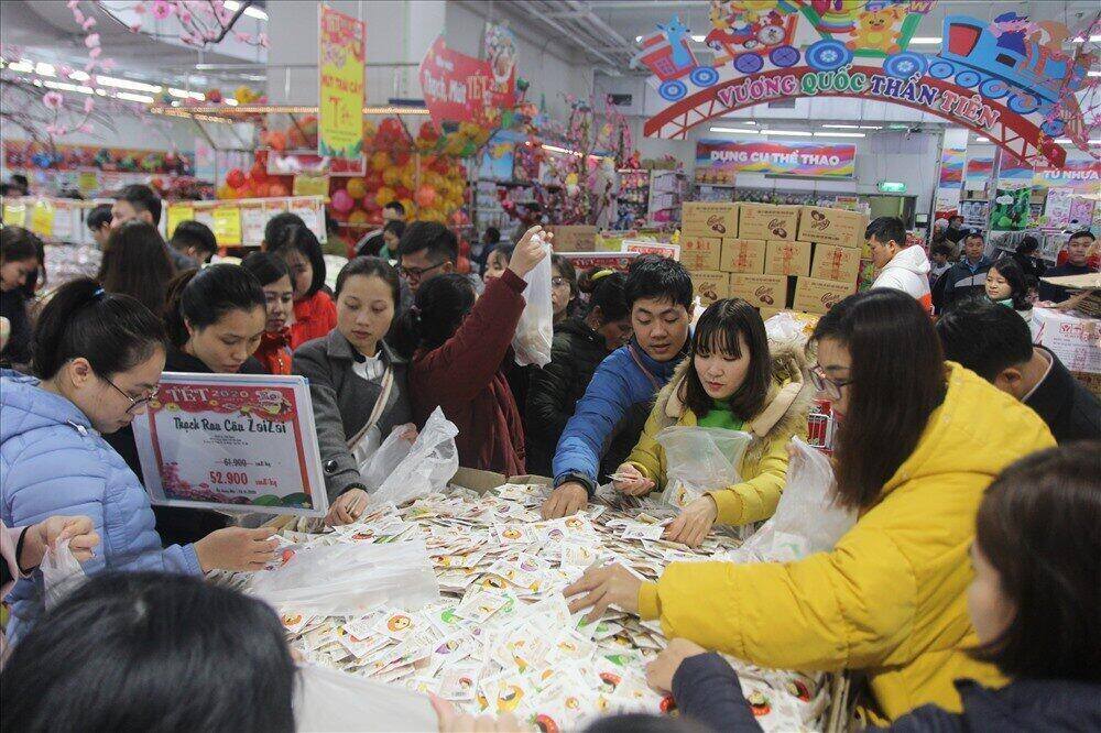 According to the Ministry of Finance, extending the VAT reduction period will help stimulate consumption and promote business production. Photo: Cuong Ngo