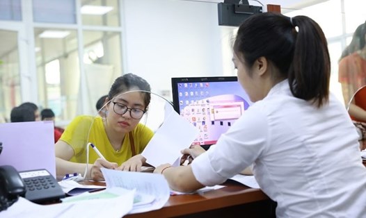 Công chức hi vọng đợt cải cách tiền lương sớm triển khai để nhận được mức lương xứng đáng. Ảnh: Trần Vương.