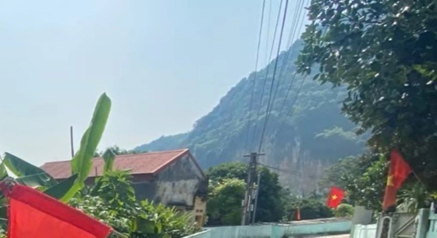 Hiện trường nơi những lá cờ Tổ quốc bị xúc phạm. Ảnh: CATH