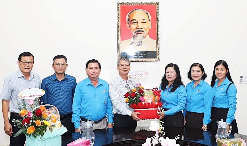 Ms. Huynh Thi Tuyet Vui - President of Dong Thap Provincial Labor Federation - presented flowers to congratulate the staff and teachers of Dong Thap Provincial Political School. Photo: Luu Hung