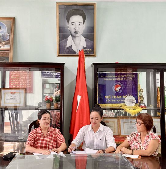 Ms. Bui Thi Hau - Biology teacher at Hoang Van Thu High School (Nha Trang) and the women's union plan to take care of teachers and staff on November 20. Photo: Phuong Linh