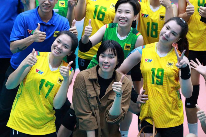 Tran Thi Thanh Thuy (sitting in the middle) came to Lao Cai to celebrate VTV Binh Dien Long An's championship. Photo: Hoang Hue